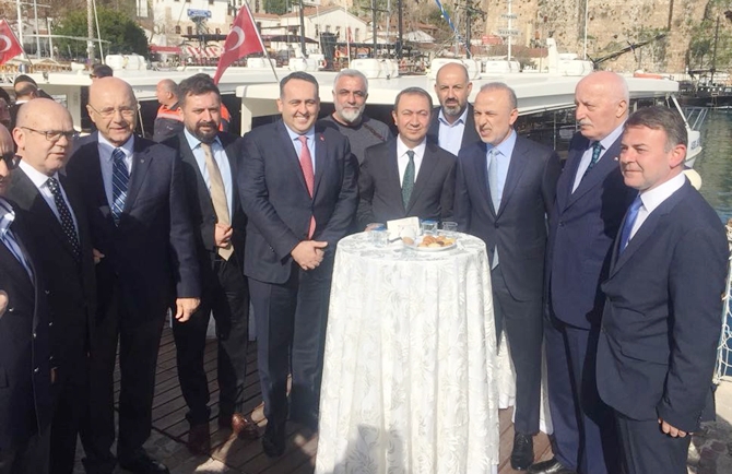 'Türk Denizciliğine Bakış' paneli Antalya'da gerçekleşti galerisi resim 1