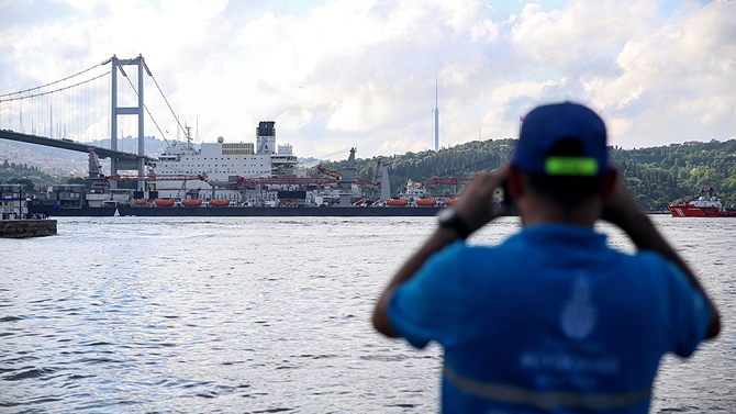 Pioneering Spirit, İstanbul Boğazı'ndan geçti galerisi resim 1