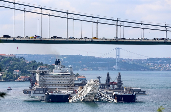 Pioneering Spirit, İstanbul Boğazı'ndan geçti galerisi resim 16