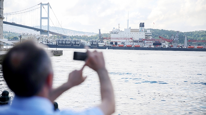 Pioneering Spirit, İstanbul Boğazı'ndan geçti galerisi resim 2