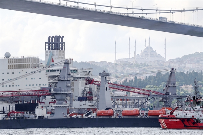 Pioneering Spirit, İstanbul Boğazı'ndan geçti galerisi resim 5