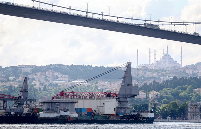 Pioneering Spirit, İstanbul Boğazı'ndan geçti galerisi resim 6