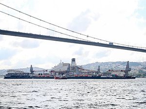 Pioneering Spirit, İstanbul Boğazı'ndan geçti