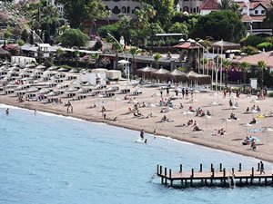 "Yeryüzü cenneti" mavi bayraklı plajlarıyla konuklarını bekliy