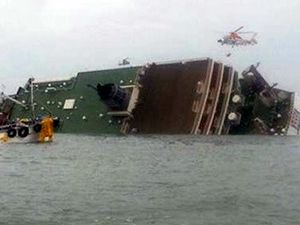 Güney Kore'de yolcu gemisi battı