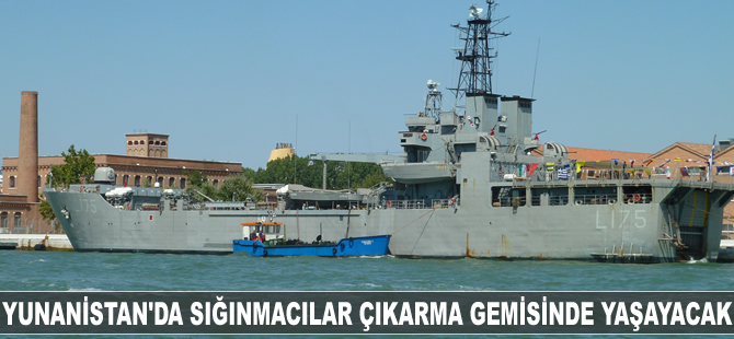 Yunanistan'da sığınmacılar çıkarma gemisine taşındı
