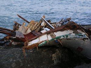 Samsun'da balıkçı teknesi fırtına nedeniyle parçalandı