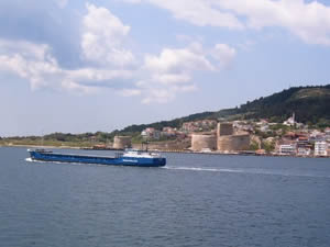 Boğazlardan geçen gemi sayısı azaldı, tonajları arttı
