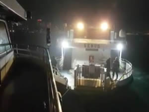 Yolcu teknesi denizin ortasında arızalandı, yolcular mahsur kaldı