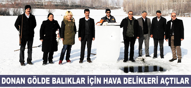 Donan gölde balıklar için hava delikleri açtılar