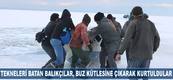 Tekneleri batan balıkçılar, buz kütlesine çıkarak kurtuldular