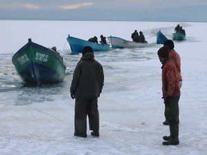 Tekneleri batan balıkçılar, buz kütlesine çıkarak kurtuldular