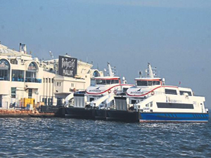 İzmir'de vapurlar fırtınalı havada fazla mesai yapmak zorunda