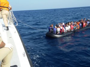 Çeşme açıklarında lastik bot içerisinde 34 göçmen yakalandı