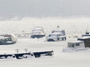 Tuna Nehri dondu, deniz trafiği durdu