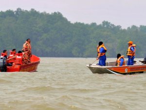 Malezya'da turist teknesi battı: 6 kişi kayıp