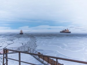 Rusya'da üç gemi buzların arasında mahsur kaldı