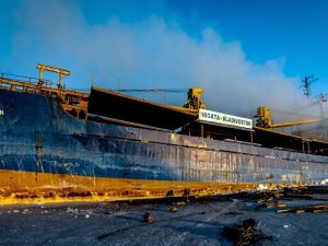 Rusya'da terkedilmiş gemide çıkan yangın söndürülemiyor