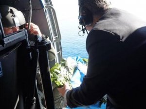 Yunanistan Savunma Bakanı Kardak Kayalıkları'na çelenk attı