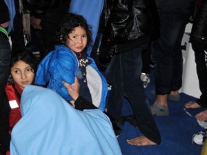 Ege’de kaçak göçmenleri taşıyan bot battı: 1 ölü