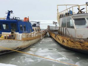 Van'da göl dondu, balıkçılar mahsur kaldı
