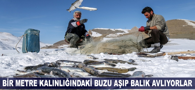 Bir metre kalınlığındaki buzu aşıp balık avlıyorlar