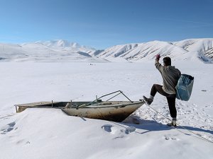 Bir metre kalınlığındaki buzu aşıp balık avlıyorlar