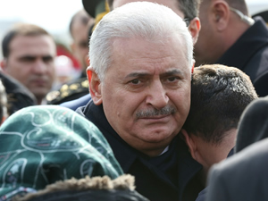 Şehit ailesini teselli eden Başbakan Yıldırım, gözyaşlarına hakim olamadı