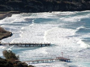 Dev dalgalar Bodrum'da koyları vurdu, tekneler batma tehlikesi geçirdi