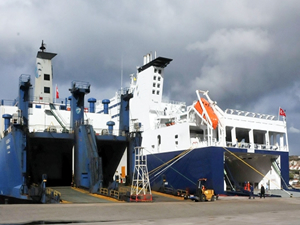 İzmir Limanı'na demirli Ro-Ro'da 23 kaçak göçmen yakalandı