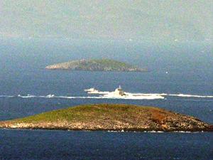 Türk karasularını ihlal eden Yunan botu geri çevrildi