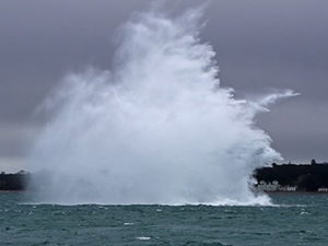 Liman işçileri 250 kiloluk Alman bombası buldu