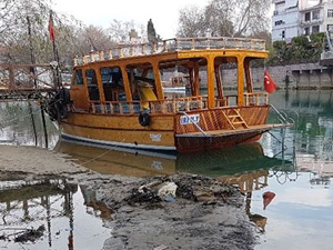 Manavgat Irmağı'nın su seviyesi düştü, tur tekneleri çalışamıyor
