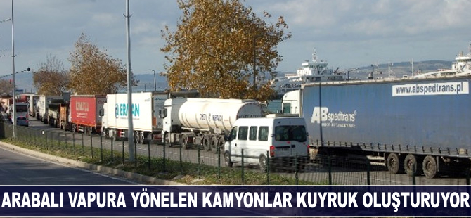 Arabalı vapura yönelen kamyonlar kuyruk oluşturuyor