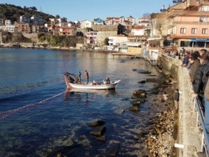 Yunuslardan kaçan kefal sürüsü balıkçılara yaradı