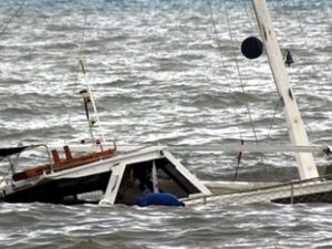 Hindistan'da turist teknesi alabora oldu: 9 ölü