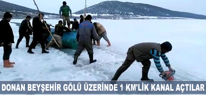 Beyşehir Gölü yüzeyindeki buzu keserek adadan karaya kanal açtılar