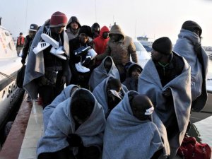 Botları batmak üzere olan göçmenleri Sahil Güvenlik kurtardı