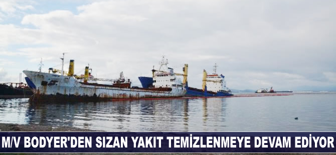 M/V Bodyer'den sızan yakıt temizleniyor