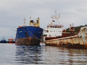 M/V Bodyer'den sızan yakıt temizleniyor