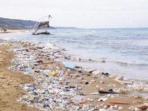 Kilyos’ta 10 ton atık toplandı, molozlar hala kıyıya vuruyor