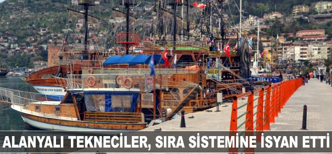 Alanyalı tekneciler, iskeledeki sıra sistemine isyan etti