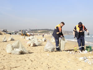 İBB Deniz Hizmetleri Müdürlüğü, Kilyos Sahili'nden 20 ton atık topladı