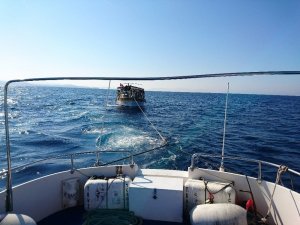 Açığa sürüklenen yatın mürettebatını Sahil Güvenlik kurtardı