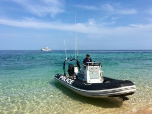 Tatile hücumbotu ile giden iki polis yakalandı