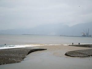 Dünyaca ünlü Konyaaltı Sahili kahverengiye büründü