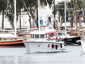 AB'nin gönderdiği deniz ambulansı denize indirildi