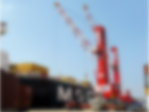 Vinç altında kalan liman işçisi hayatını kaybetti