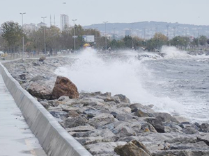 Lodos, Marmara'da deniz ulaşımını olumsuz etkiliyor