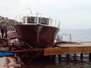 Bodrum'da mimar ve mühendisleri taşıyan tekne iskeleye çarptı